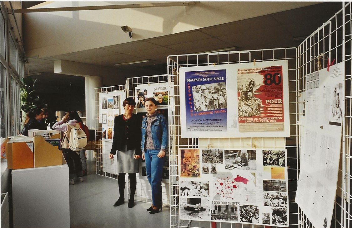 Exposition au Collège J. Adam de Gif (Essonne) Danielle Dutour, documentaliste et Lilth Babayan, étudiante arménienne Novembre  2002 --- Cliquer pour agrandir