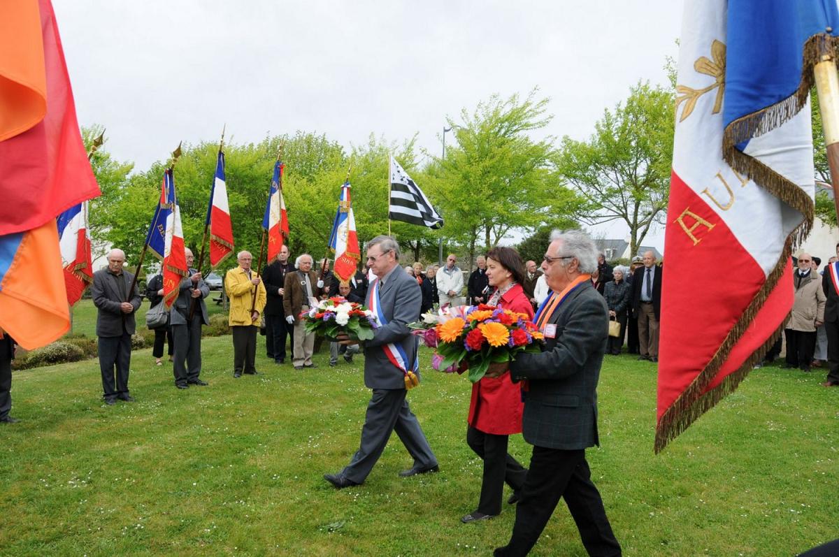 25 avril 2010 : inauguration d'une plaque commémorative du génocide, Espace de la Paix à Beuzec-Cap-Sizun ; De gauche à doite : Jean Pichon, maire de Beuzec-Cap-Sizun, Annick Le Loch, députée du Finistère, Gérard Bossière, président de l'association Menez-Ararat --- Cliquer pour agrandir